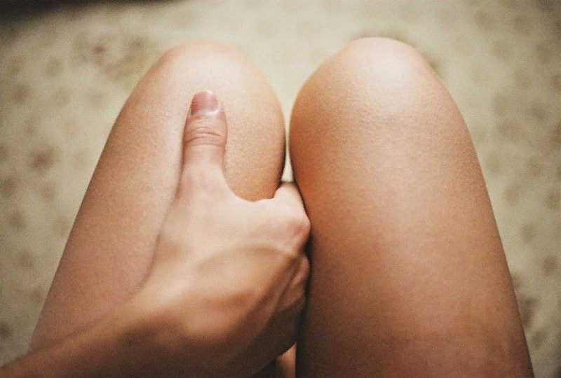 Онемение ног и мурашки на ногах.