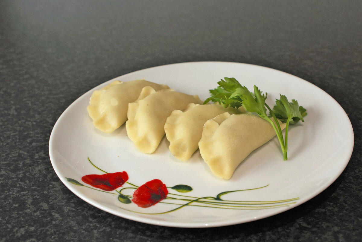 Отличное тесто на минералке для вареников и пельменей – вкусное, мягкое и пластичное, не разваривается